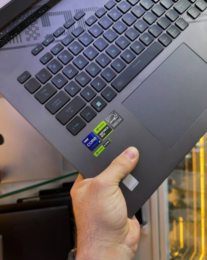 ⁦Asus ROG G18/U9-RTX5080⁩ - الصورة ⁦5⁩