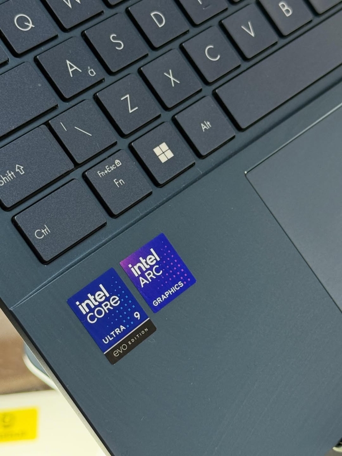 ⁦Asus UX3405CA/U7-15th⁩ - الصورة ⁦2⁩