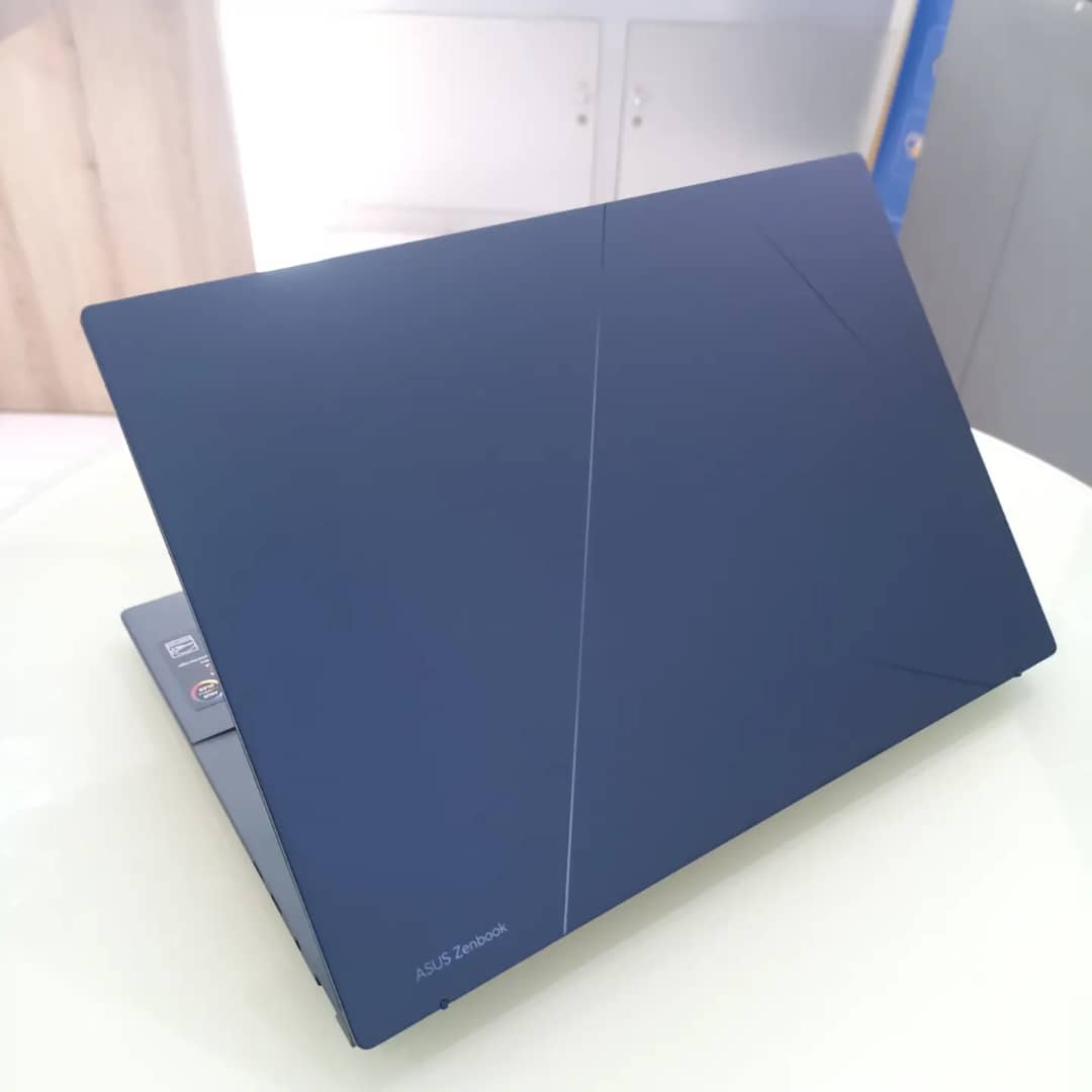 Asus Zenbook UX3405C\Ultra 7 255H - الصورة 2