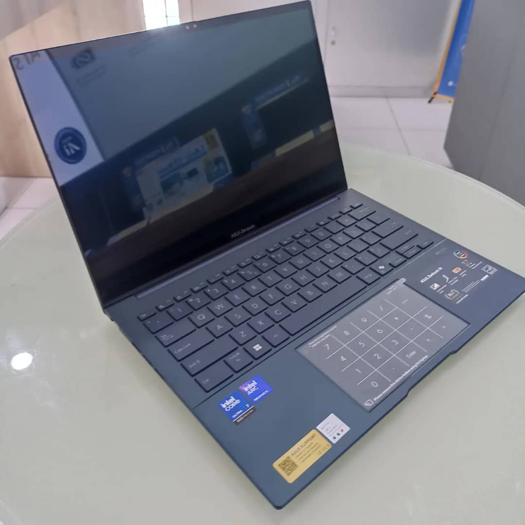 Asus Zenbook UX3405C\Ultra 7 255H - الصورة 3