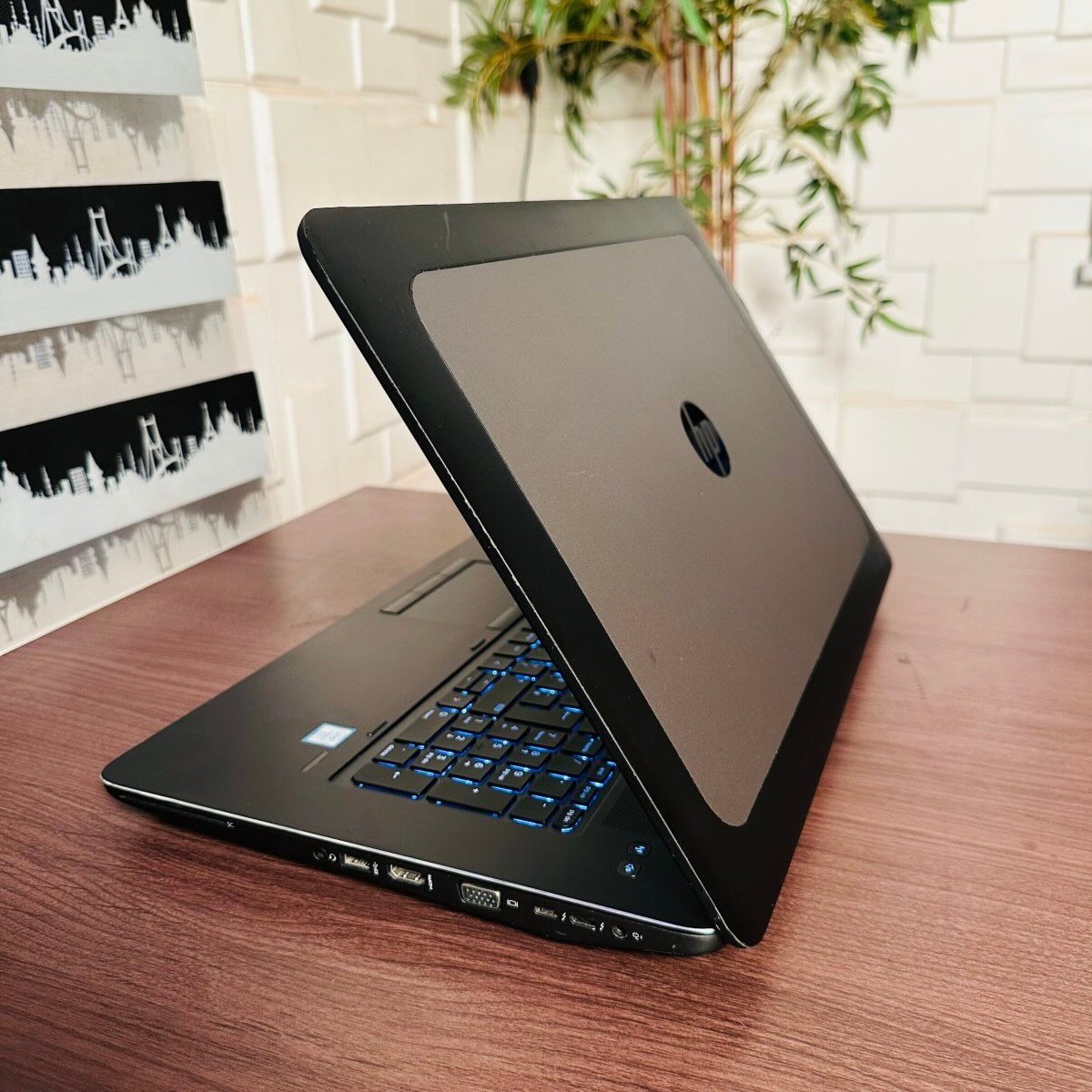 HP ZBOOK 17 G3i7-M2000M